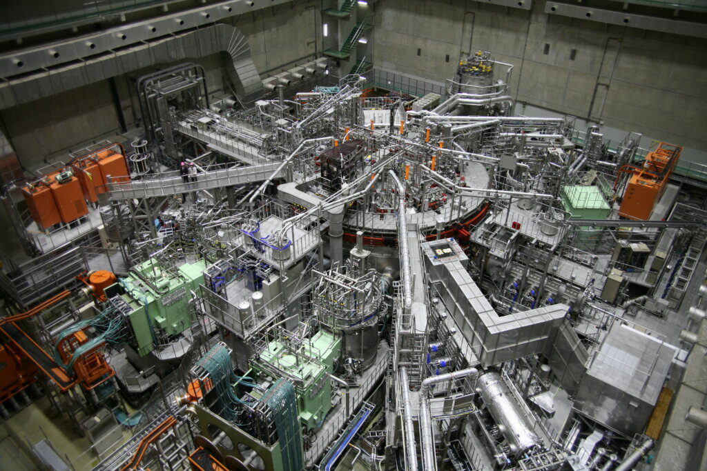 『いま、核融合は』シリーズ： 「地上に 太陽を つくる 〜核融合発電〜」その3 核融合科学研究所 前所長 竹入康彦 | 老成学研究所